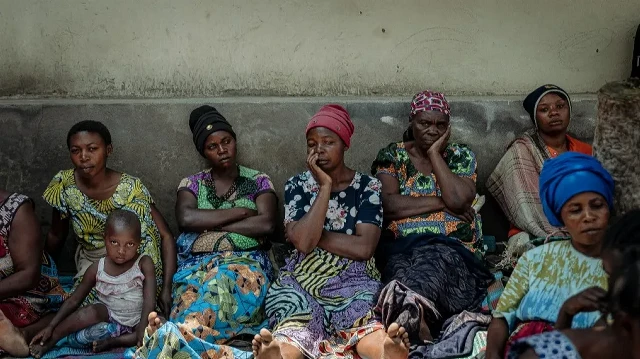 Des femmes formées par l'ONG MUMAMA se rassemblent lors d'une visite du Haut Commissaire des Nations Unies pour les réfugiés, Filippo Grandi (invisible), dans un camp de déplacés à Sake, dans l'est de la République démocratique du Congo, le 29 août 2025.