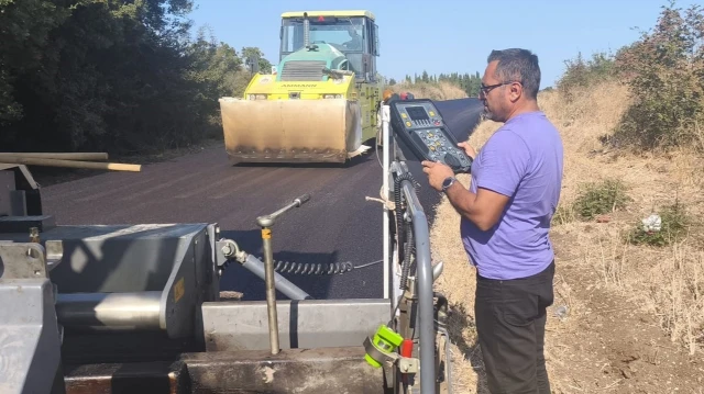 Biga'da yollara asfalt çalışması yapılıyor.