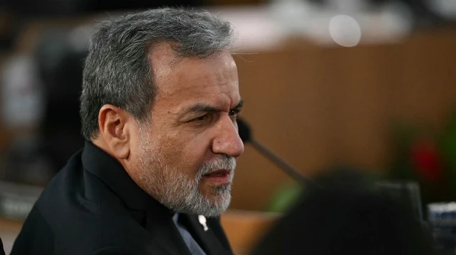 Le ministre iranien des Affaires étrangères Abbas Araghchi fait un geste lors de la première séance plénière du sommet des BRICS à Rio de Janeiro, au Brésil, le 6 juillet 2025.