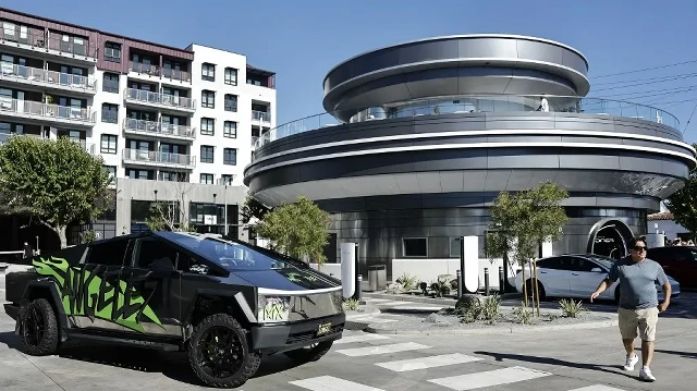Un Tesla Cybertruck circule devant le nouveau Tesla Diner le 31 juillet 2025 à Hollywood, en Californie.