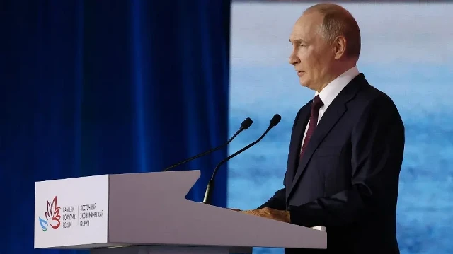 Sur cette photo de famille diffusée par l'agence d'État russe Sputnik, le président russe Vladimir Poutine prononce un discours lors de la session plénière du Forum économique oriental à Vladivostok, le 5 septembre 2025.