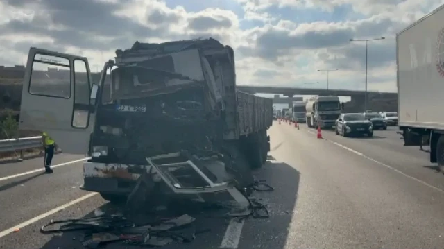 Kaza nedeniyle otoyolda trafik oluşurken, araçların çekici tarafından kaldırılmasının ardından trafik normale döndü.