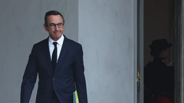 Le ministre français de l'Intérieur, Bruno Retailleau, quitte le Palais de l'Élysée après une réunion hebdomadaire du cabinet, le 3 septembre 2025.