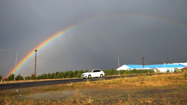 Kars'ın Sarıkamış ilçesinde kısa süreli sağanağın ardından  beliren gökkuşağı güzel görüntü oluşturdu.