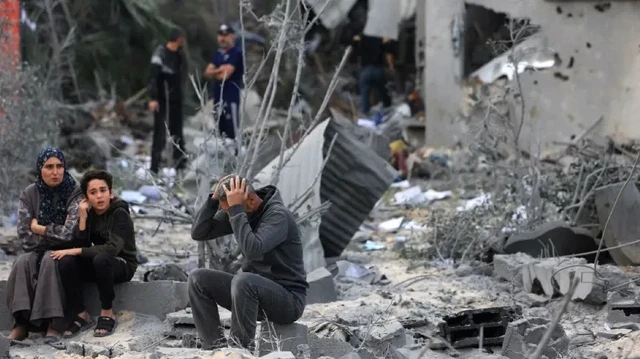 مدينة غزة تباد.. قوات الاحتلال تقتل 5 نازحين بينهم طفل وتمنع انتشال معظمهم 
