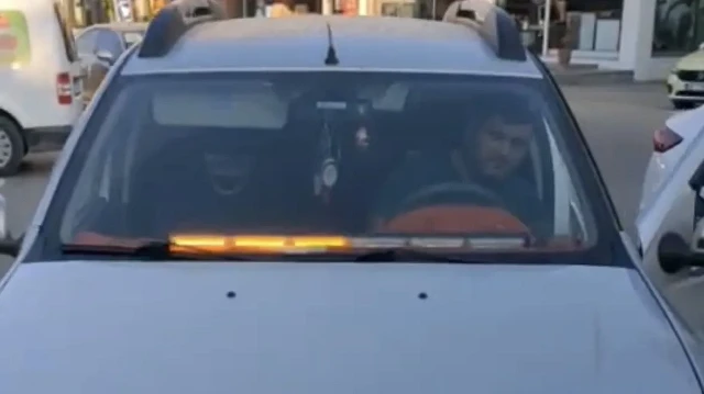 Araç trafikten men edilirken sürücünün ehliyetine de el konuldu.