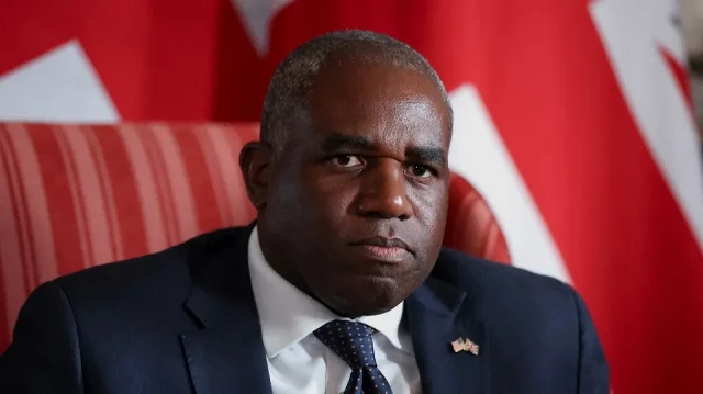 Le ministre britannique des affaires étrangères David Lammy organise une réunion avec le vice-président américain JD Vance (invisible) à Chevening House, à Chevening, dans le sud-est de l'Angleterre, le 8 août 2025.