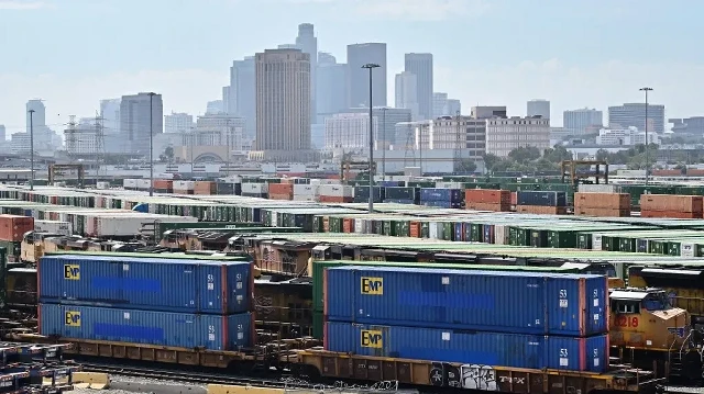 Des conteneurs maritimes dans la gare de triage du LATC-Union Pacific Los Angeles Transportation Center, le 2 septembre 2025 à Los Angeles.