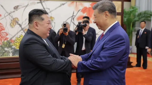 Cette photo prise le 4 septembre 2025 et diffusée par l'agence de presse officielle nord-coréenne Korean Central News Agency (KCNA) le 5 septembre 2025, montre le dirigeant nord-coréen Kim Jong Un (à gauche) serrant la main du président chinois Xi Jinping à Pékin.