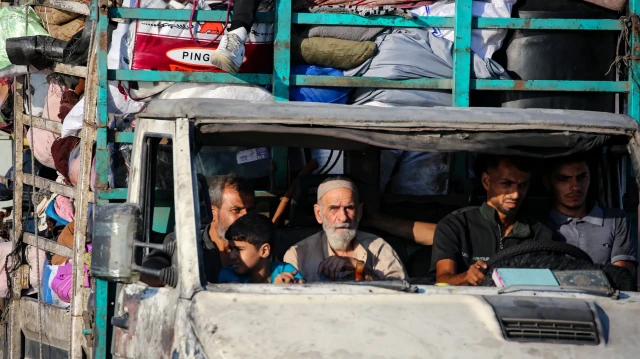 Des Palestiniens fuyant vers le sud, transportant leurs biens dans un véhicule, le long de la route côtière près du camp de réfugiés de Nuseirat, dans le centre de la bande de Gaza, le 5 août 2025. Malgré la pression croissante exercée tant au niveau national qu'international pour mettre fin à son offensive qui dure depuis près de deux ans à Gaza, Israël a mobilisé ses réservistes, intensifié ses bombardements et encerclé la ville de Gaza depuis qu'il a annoncé son intention de s'emparer de la plus grande ville du territoire palestinien.