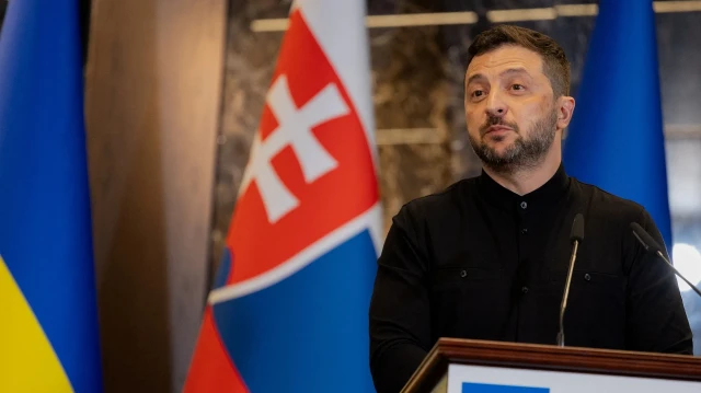 Le président ukrainien Volodymyr Zelensky s'exprime lors d'une conférence de presse conjointe avec le Premier ministre slovaque à Oujgorod, le 5 septembre 2025.