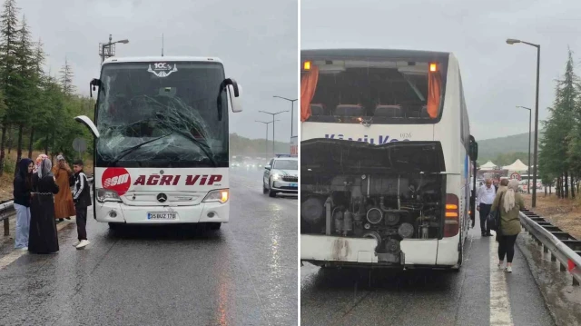 Otobüslerde bulunan yolcular, yol kenarında bulunan tesiste gelen otobüslere binerek yollarına devam etti.
