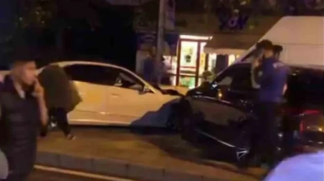 Kaza nedeniyle cadde bir süre trafiğe kapatıldı.
