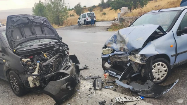 Yaralılar, ambulanslarla kentteki hastanelere kaldırıldı.