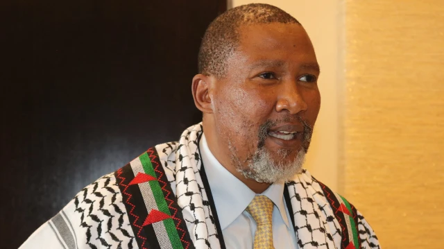 Mandla Mandela, membre du Parlement sud-africain et petit-fils de l'icône mondiale Nelson Mandela, a déclaré que la Coalition internationale Freedom Flotilla espère trouver un nouveau pavillon national pour naviguer dans les prochaines semaines afin d'acheminer l'aide humanitaire indispensable à l'enclave palestinienne assiégée de Gaza le 11 mai 2024 à Johannesburg, en Afrique du Sud.