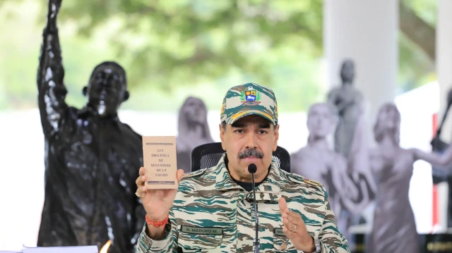 Cette photo diffusée par le service de presse de la présidence vénézuélienne montre le président vénézuélien Nicolas Maduro gesticulant pendant une réunion avec le haut commandement militaire à Caracas, le 5 septembre 2025. 