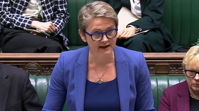 Une capture vidéo tirée d'un enregistrement diffusé par l'unité d'enregistrement parlementaire (PRU) du Parlement britannique montre la nouvelle ministre des Affaires étangères, Yvette Cooper, prononçant un discours sur les frontières et l'asile à la Chambre des communes à Londres, le 1er septembre 2025. 