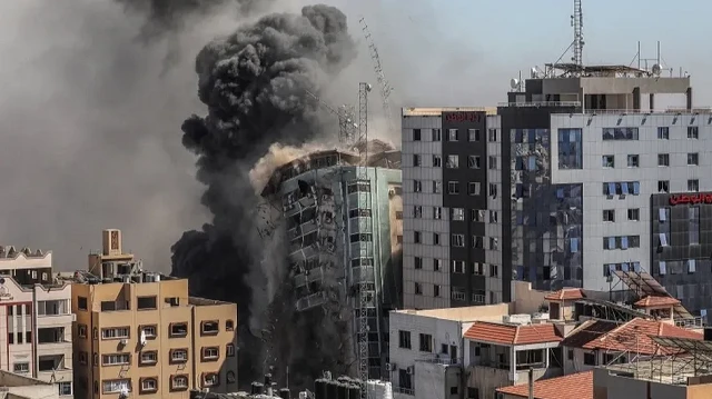مدينة غزة تباد.. الاحتلال يدمر برج السوسي السكني المكون من 60 شقة