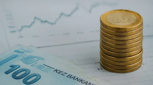 Pièces d’un euro empilées aux côtés d’un billet de 100 livres turques, symbolisant les marchés financiers et les investissements en Türkiye.