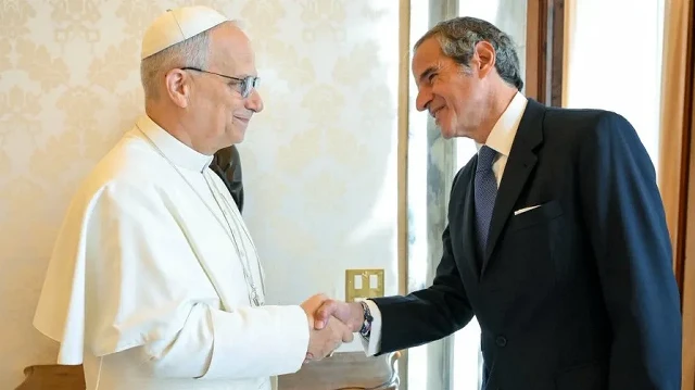 Le directeur général de l’Agence internationale de l’énergie atomique (AIEA), Rafael Mariano Grossi, lors de sa rencontre avec le pape Léon XIV.