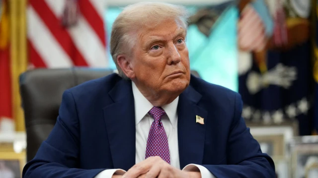 Le président américain Donald Trump s'adresse aux médias alors qu'il signe des décrets présidentiels dans le Bureau ovale de la Maison Blanche, le 5 septembre 2025 à Washington, DC. Le président Trump a signé des décrets présidentiels qui comprenaient le changement de nom du ministère de la Défense en ministère de la Guerre.
