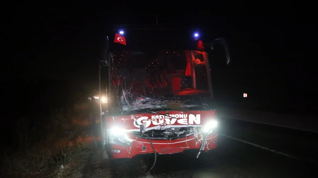 Kaza nedeniyle araçlarda hasar meydana geldi.