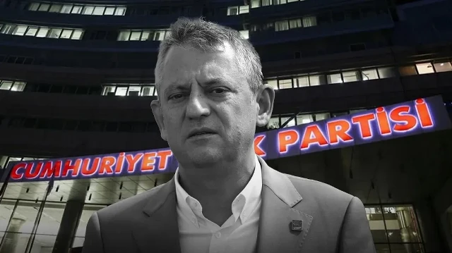 Özgür Özel'in olağanüstü kurultay kararını, olası 'mutlak butlan' sonucuna önlem olarak aldığı iddia ediliyor.