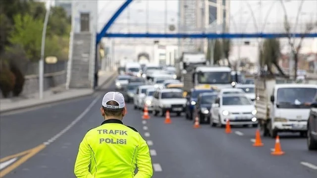 Abartılı egzozla mahalle aralarında dolaşan bir otomobille ilgili olarak Emniyet Müdürlüğü Haber Merkezine video kaydı ile ihbar yapıldı.