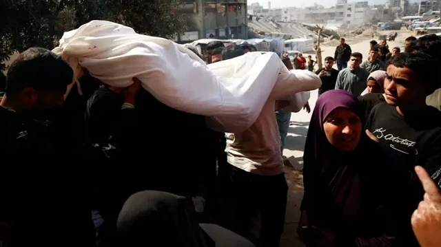 الاحتلال يقتل 10 فلسطينيين في قصف وإطلاق نار بغزة السبت