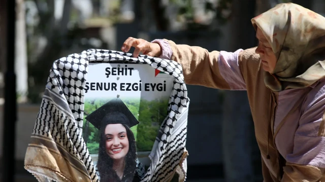 Un an après la mort de la militante turco-américaine Aysenur Ezgi Eygi, tuée par les forces israéliennes lors d'une manifestation en Cisjordanie, sa famille et ses amis se rendent sur sa tombe dans le district de Didim, à Aydin, en Türkiye, le 5 septembre 2025.