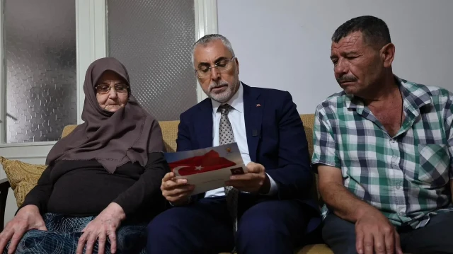 Bakan Işıkhan, şehit ailesini ziyaretinde Cumhurbaşkanı Erdoğan'ın "Terörsüz Türkiye" mektubunu okudu
