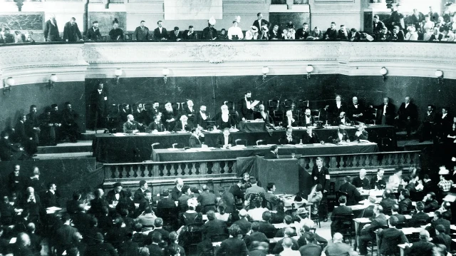 Basel'deki Birinci Siyonist Kongresi'nde konuşma yapan Theodor Herzl (1897)