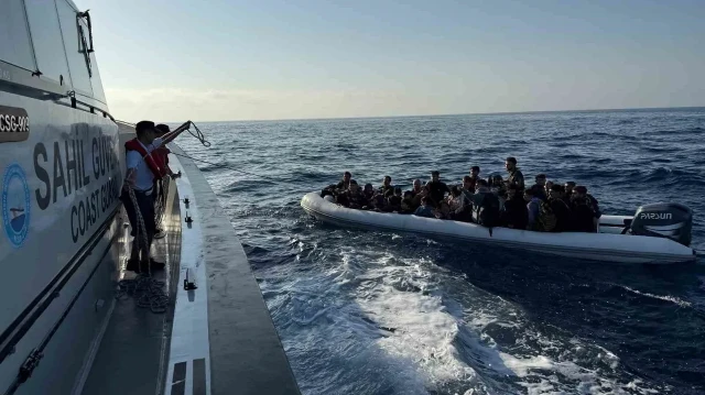  Göçmen kaçakçılığı şüphelisi ise adli işlemler için jandarmaya sevk edildi.