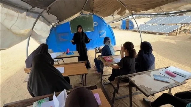 رغم الإبادة الإسرائيلية.. طلبة بغزة يقدمون امتحانات الثانوية العامة إلكترونيا