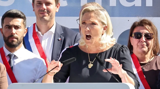 Marine Le Pen, présidente du groupe parlementaire du Rassemblement national, prononce un discours lors d'une réunion marquant le début de l'année politique à Hénin-Beaumont, dans le nord de la France, le 7 septembre 2025.