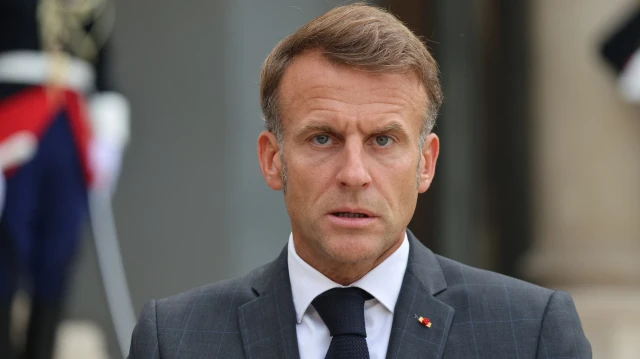 Le président français Emmanuel Macron s'exprime alors qu'il salue le président ukrainien avant leur rencontre, à l'Élysée, à Paris, le 3 septembre 2025.