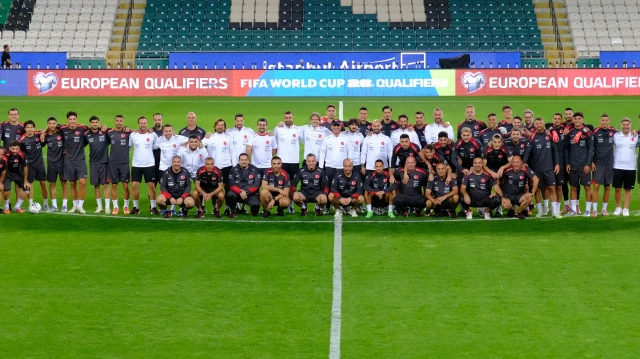 L'équipe nationale de football a terminé ses préparatifs pour le match contre l'Espagne qui se déroulera demain à 21h45 à Konya. Les joueurs ont pris une photo de groupe avant l'entraînement.