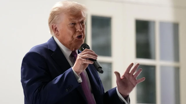 Le président américain Donald Trump s'adresse aux membres du Congrès lors d'un dîner organisé dans la Roseraie de la Maison Blanche, le 5 septembre 2025 à Washington, DC.