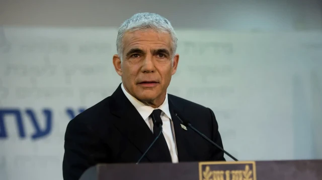 لابيد: نتنياهو يفضل تدمير أبراج غزة على إعادة أبنائنا