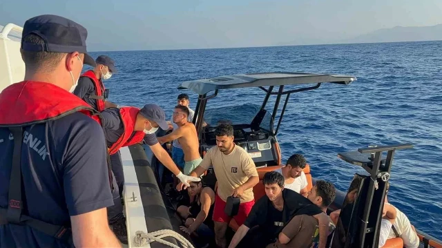 Sürüklenen bottaki düzensiz göçmenler Sahil Güvenlik ekipleri tarafından kurtarıldı.