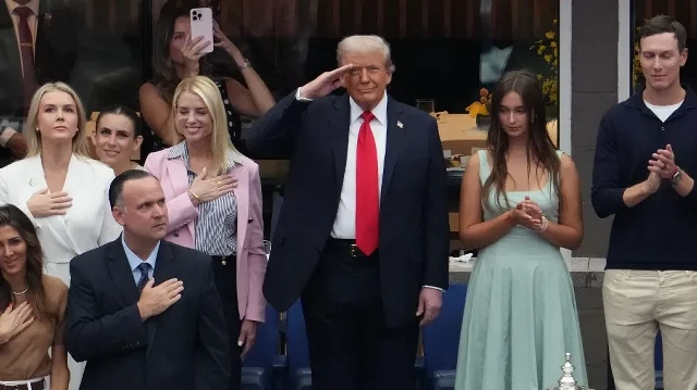 Le président américain Donald Trump (au centre) salue, entouré de la porte-parole de la Maison Blanche Karoline Leavitt, la ministre de la Justice américaine Pam Bondi, sa petite-fille Arabella Kushner et Jared Kushner, salue pendant l'hymne national alors qu'il assiste à la finale du simple messieurs entre l'Espagnol Carlos Alcaraz et l'Italien Jannik Sinner lors de la dernière journée du tournoi de tennis de l'US Open au USTA Billie Jean King National Tennis Center à New York, le 7 septembre 2025.