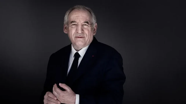 Le Premier ministre français François Bayrou pose dans son bureau à l'hôtel Matignon, résidence officielle du Premier ministre français, à Paris, le 6 septembre 2025.