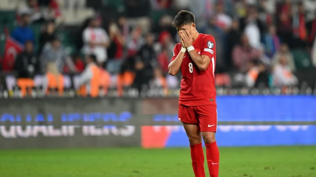 Le joueur turc Arda Güler réagissant à la défaite de l'équipe nationale turque face à la sélection espagnole, le 7 septembre 2025, à Konya.