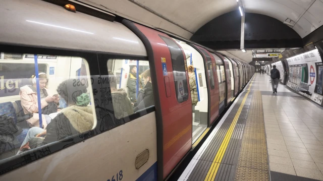 Le métro de Londres est fortement perturbé en raison d'une grève des agents pour de meilleurs salaires et des conditions de travail améliorées. 
