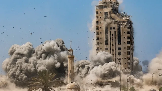 De la fumée s’élève lors des frappes israéliennes visant la tour Mushtaha dans la ville de Gaza, le 5 septembre 2025.
