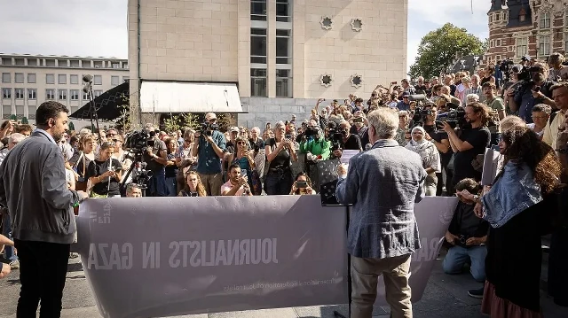 Des manifestants se rassemblent lors d'une manifestation pour exprimer leur solidarité avec les journalistes palestiniens tués dans la bande de Gaza, à Bruxelles, le 26 août 2025.