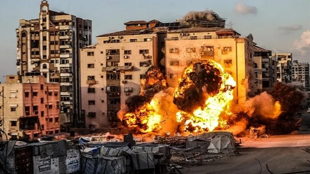يسكنه مئات الفلسطينيين.. إسرائيل تدمر "برج الرؤيا" بغزة