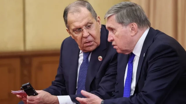 Le ministre russe des Affaires étrangères Sergueï Lavrov (à gauche) et le conseiller présidentiel Youri Ouchakov assistent à une réunion à la résidence d'État Diaoyutai à Pékin, le 2 septembre 2025.
