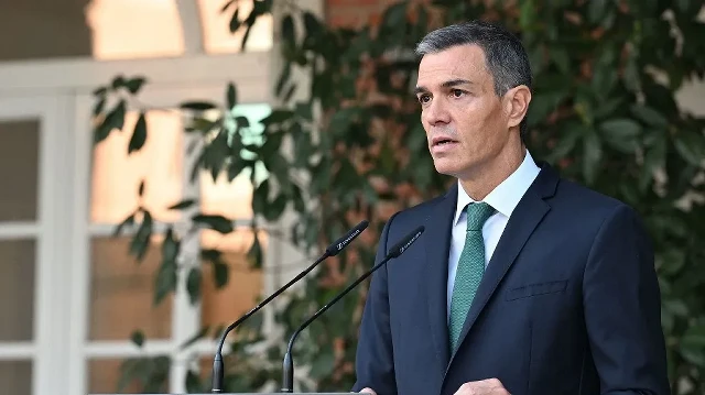 Le Premier ministre espagnol Pedro Sanchez annonçant plusieurs mesures, dont un embargo sur les armes à destination d’Israël et l’interdiction pour les navires transportant du carburant destiné au personnel militaire israélien d’accoster dans les ports espagnols, afin de "stopper le génocide à Gaza", le 8 septembre 2025.