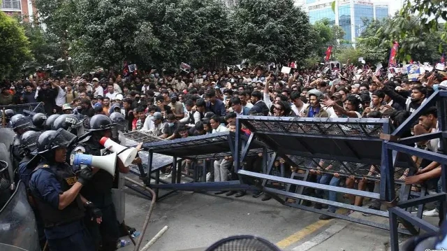 Des manifestants forcent des barricades devant le parlement népalais, lors des manifestations contre la suspension des réseaux sociaux et la corruption, au Népal, le 8 septembre 2025.